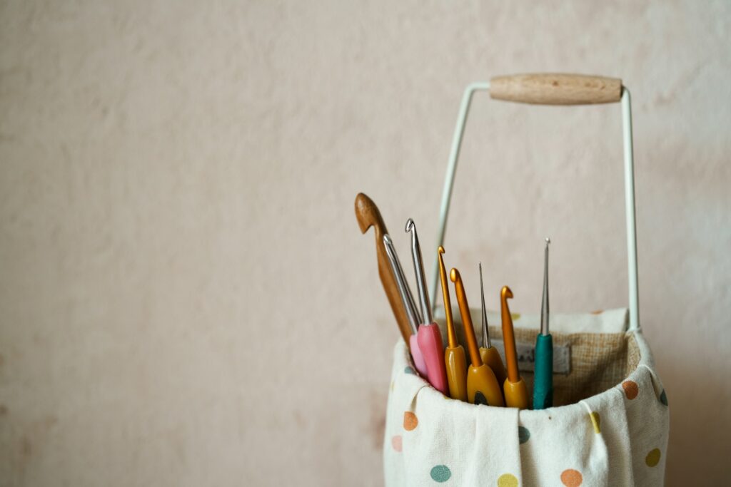 how to use crochet hooks