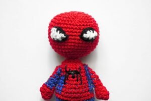 patrón spiderman amigurumi