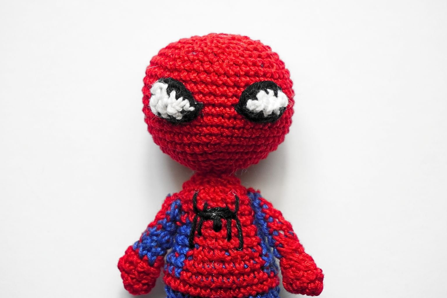 patrón spiderman amigurumi